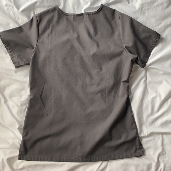 Gray matching scrubs - Picture 3 of 7